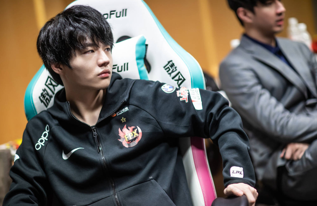 开云体育下载-SHR绝杀MAD，Xiaohu打出惊人五杀鏖战多局淘汰赛，留下经典瞬间