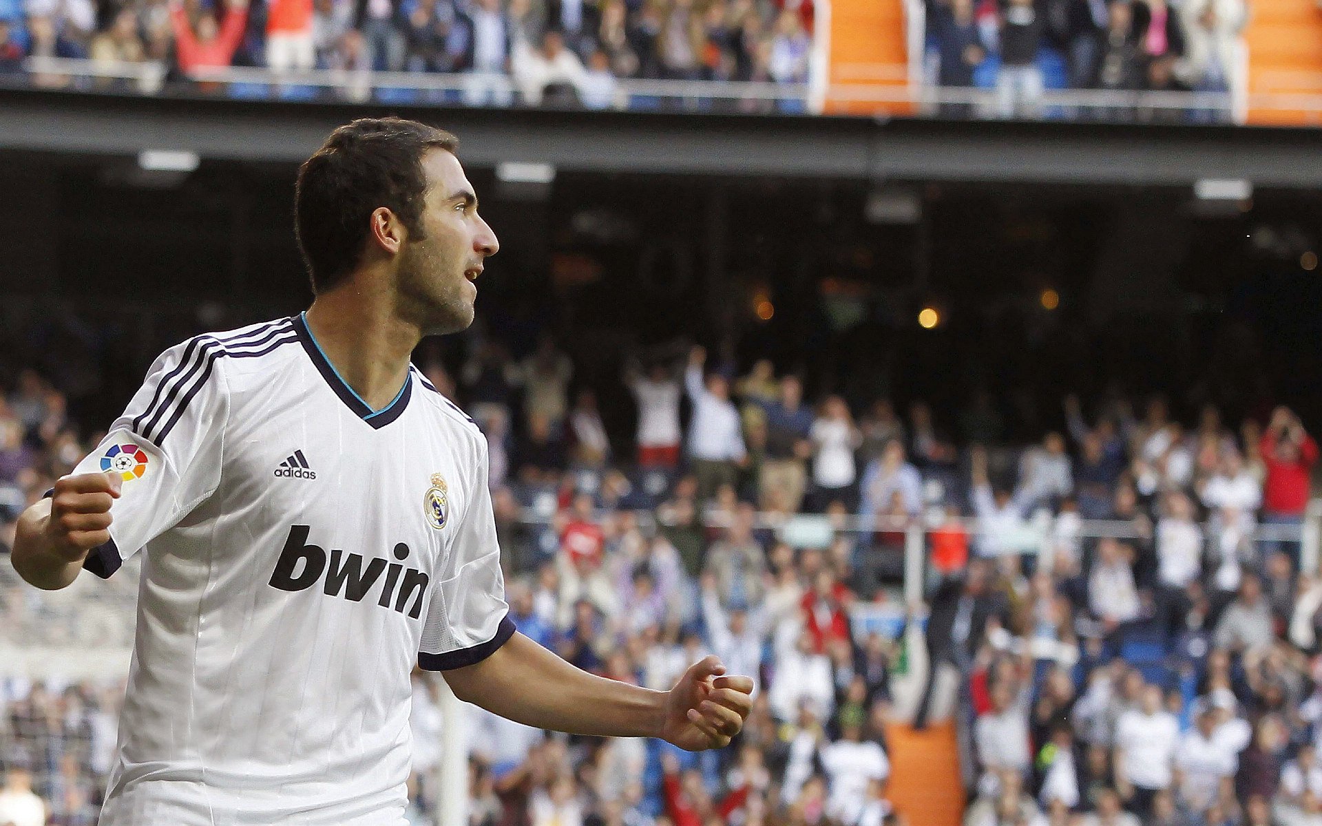 意甲焦点战之夜,阿什拉夫个人能力全面爆发,从边路闪电到全场核心