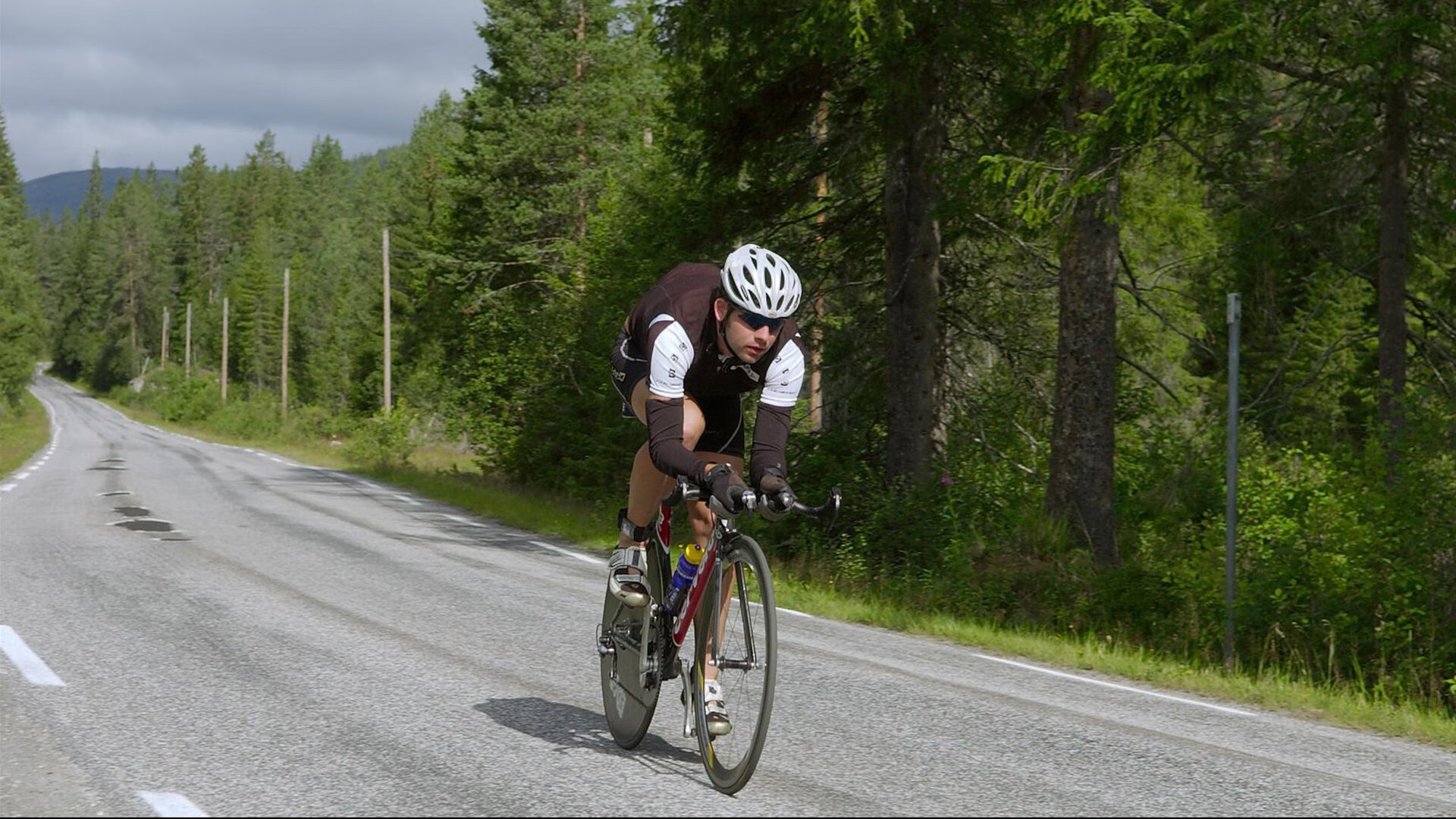 铁血马竞碾压蓝鹰！莱奥三度撕破防线，西蒙尼的战术棋盘再现杀招